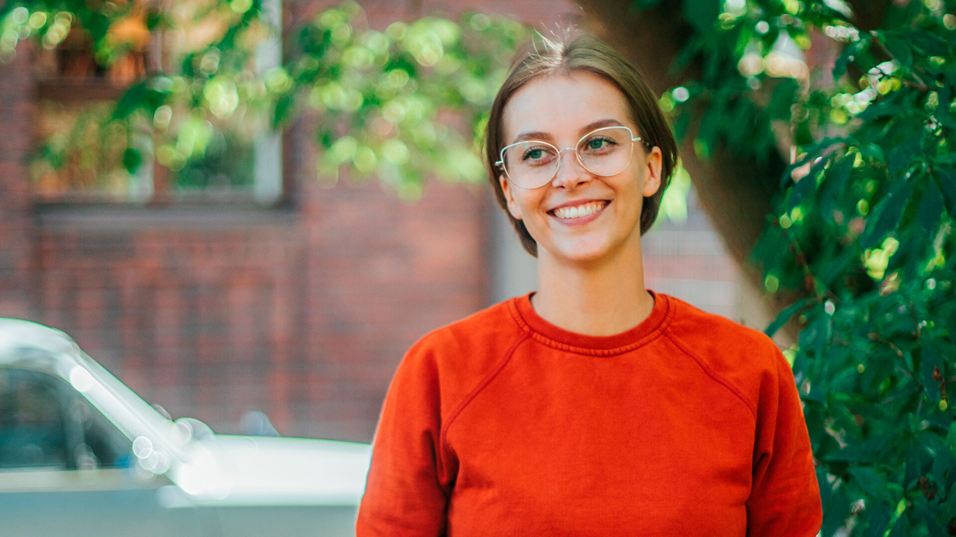 Nainen ulkona silm&auml;lasit p&auml;&auml;ss&auml;